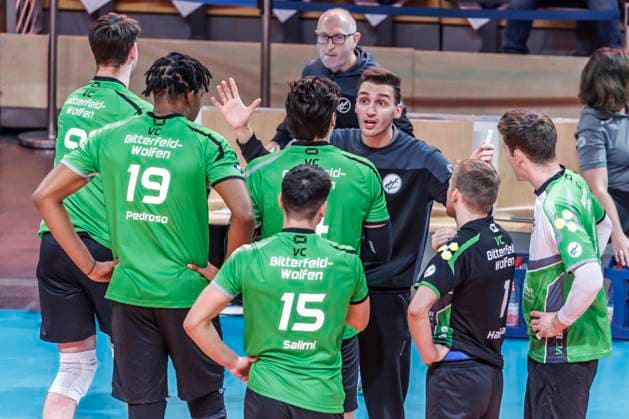 30 10 24, Berlin, Volleyball 1 Bundesliga, Men, Matchday 6, BR Volleys VC Bitterfeld Wolfen, Max Schmeling Halle Coach of VC Bitterfeld Wolfen discusses with his team BR Volleys VC Bitterfeld Wolfen