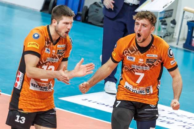 30 10 24, Berlin, Volleyball 1 Bundesliga, Men, Matchday 6, BR Volleys VC Bitterfeld Wolfen, Max Schmeling Halle Berlins Ruben Schott and Berlins Simon Plaskie cheer after winning a point BR Volleys VC Bitterfeld Wolfen
