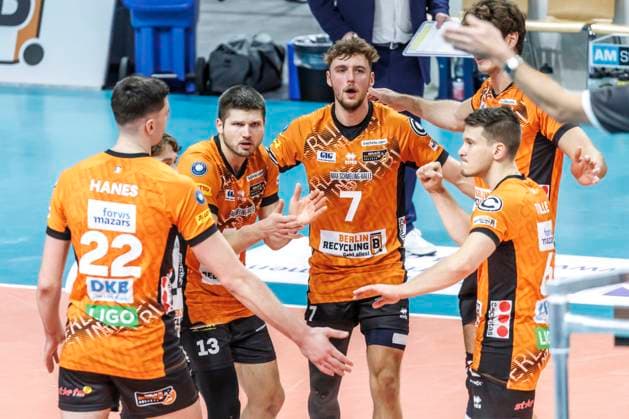 30 10 24, Berlin, Volleyball 1 Bundesliga, Men, Matchday 6, BR Volleys VC Bitterfeld Wolfen, Max Schmeling Halle Berlins Ruben Schott and Berlins Simon Plaskie cheer with their teammates BR Volleys VC Bitterfeld Wolfen after winning a point