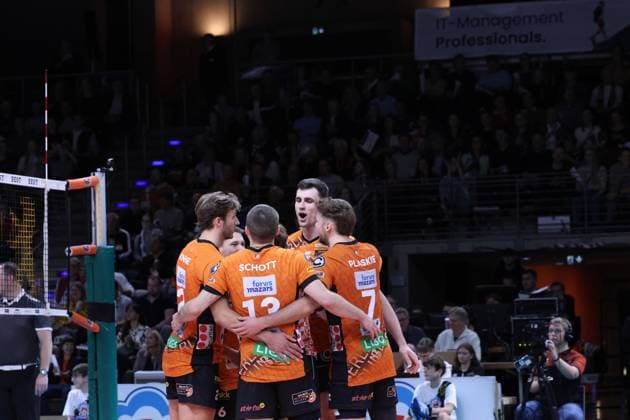 Cheers after a successful first set, BRVolleys vs VC Bitterfeld Wolfen , Bundesliga Main Round 7 Matchday, 2024 Berlin Berlin Land Copyright: xFootxBowl ThomasxSobotzkix