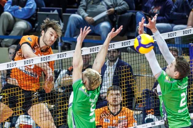 30 10 24, Berlin, Volleyball 1 Bundesliga, Men, Matchday 6, BR Volleys VC Bitterfeld Wolfen, Max Schmeling Halle Berlins Matthew Knigge plays the ball over the net BR Volleys VC Bitterfeld Wolfen