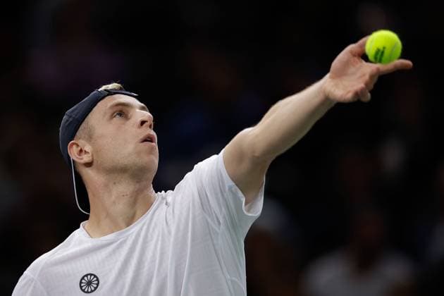 Paris, 30 10 2024 Tennis Rolex Paris Masters 2024, Alexander Zverev GER Tallon Griekspoor NL v l , Tallon Griekspoor NL makes a serve Copyright: AntonioxBorga