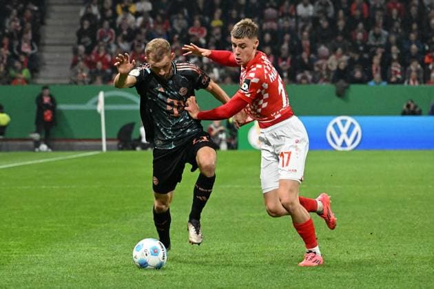 30 10 2024, xsltx, Fußball DFB Pokal 2 Runde, FSV Mainz 05 FC Bayern München emspor, v l Konrad Laimer FC Bayern Muenchen Gabriel Vidovic FSV Mainz 05 Zweikampf, Aktion, action, battle for the ball DFL DFB REGULATIONS PROHIBIT ANY USE OF PHOTOGRAPHS as IMAGE SEQUENCES and or QUASI VIDEO Mainz
