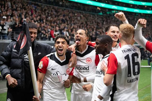 2024 10 30 DFB Pokal 2024 25 2 Runde Eintracht Frankfurt Borussia Mönchengladbach v l , Torjubel, Goal celebration, celebrate the goal Omar Marmoush Eintracht Frankfurt , Hugo Ekitike Eintracht Frankfurt ,Robin Koch Eintracht Frankfurt ,Hugo Larsson Eintracht Frankfurt DFL DFB REGULATIONS PROHIBIT ANY USE OF PHOTOGRAPHS as IMAGE SEQUENCES and or QUASI VIDEO Copyright: JoaquimxFerreira
