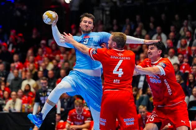 EHF Champions League 2024 Kolstad Aalborg Trondheim 20241030 Aalborgs Miguel Martins in a duel with Kolstads Vetle Eck Aga and Simen Ulstad Lyse in the EHF Champions League mens handball, between Kolstad and Aalborg in Trondheim Spektrum Photo Ole Martin Wold NTB Trondheim Norway EDITORIAL USE ONLY RESTRICTED USE FOR BETTING COMPANIES  Copyright: xOlexMartinxWoldx xNTBx