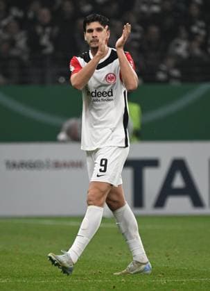 30 10 2024, xjhx, Fußball DFB Pokal 2 Runde, Eintracht Frankfurt Borussia Mönchengladbach emspor, v l Igor Matanovic Eintracht Frankfurt thank you to the fans DFL DFB REGULATIONS PROHIBIT ANY USE OF PHOTOGRAPHS as IMAGE SEQUENCES and or QUASI VIDEO Frankfurt am Main