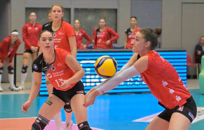 30 10 2024, Dresdens Julie Lengweiler receiving, Dresdens Lorena Lorber Fijok and Dresdens Marta Levinska watching, Volleyball, 1 Bundesliga, Dresdner SC VfB Suhl, free of charge for SZ and products of saechsische de, c Dresden