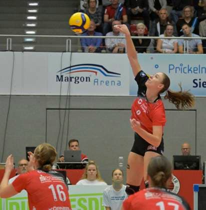 30 10 2024, Dresdens Eva Zatkova smashes, Volleyball, 1 Bundesliga, Dresdner SC VfB Suhl, free of charge for SZ and products of saechsische de, c Dresden