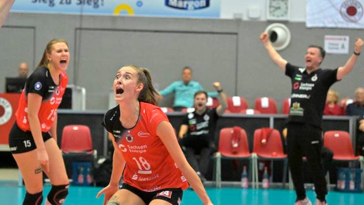 30 10 2024, Dresdens Sarah Straube celebrating, behind Dresdens Marta Levinska and Dresdens coach Alexander Waibl, Volleyball, 1 Bundesliga, Dresdner SC VfB Suhl, free of charge for SZ and products of saechsische de, c Dresden