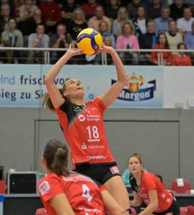 30 10 2024, Dresdens Sarah Straube sets the ball, Volleyball, 1 Bundesliga, Dresdner SC VfB Suhl, free of charge for SZ and products of saechsische de, c Dresden