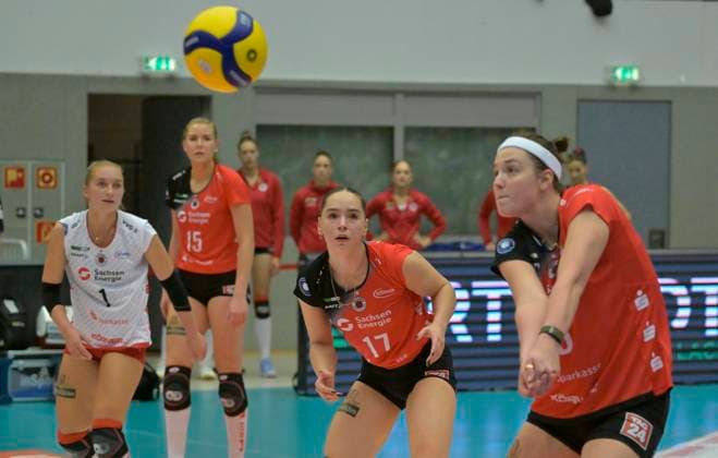 30 10 2024, Dresdens Victoria Demidova receiving, Dresdens Patricia Nestler, Dresdens Marta Levinska and Dresdens Lorena Lorber Fijok watching, Volleyball, 1 Bundesliga, Dresdner SC VfB Suhl, free of charge for SZ and products of saechsische de, c Dresden