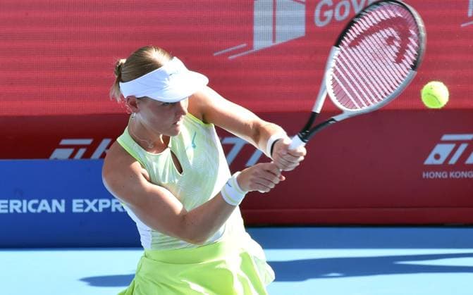 (241031) -- HONG KONG, Oct. 31, 2024 -- Suzan Lamens hits a return during the women s singles round of 16 match between Suzan Lamens of the Netherlands and Cristina Bucsa of Spain at WTA250 Hong Kong Tennis Open in Hong Kong, south China, Oct. 31, 2024. (Photo by Lo Ping Fai Xinhua) (SP)CHINA-HONG KONG-TENNIS WTA, Tennis Damen 250-WOMEN S SINGLES (CN) LuxBinghui 