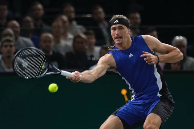 October 31, 2024, Paris, France: ALEXANDER ZVEREV (GER) returns the ball to ARTHUR FILS (FRA) during the round of sixteen of Rolex Paris Masters 1000 tournament at Paris Accor Arena Stadium in Paris France Paris France - ZUMAp119 20241031_zaf_p119_030 Copyright: xPierrexSteveninx