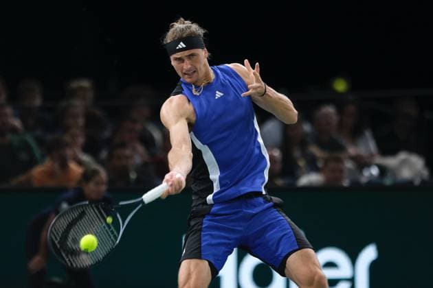 October 31, 2024, Paris, France: ALEXANDER ZVEREV (GER) returns the ball to ARTHUR FILS (FRA) during the round of sixteen of Rolex Paris Masters 1000 tournament at Paris Accor Arena Stadium in Paris France Paris France - ZUMAp119 20241031_zaf_p119_024 Copyright: xPierrexSteveninx