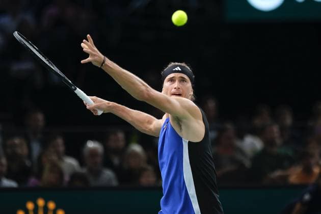 October 31, 2024, Paris, France: ALEXANDER ZVEREV (GER) returns the ball to ARTHUR FILS (FRA) during the round of sixteen of Rolex Paris Masters 1000 tournament at Paris Accor Arena Stadium in Paris France Paris France - ZUMAp119 20241031_zaf_p119_040 Copyright: xPierrexSteveninx
