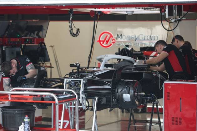 Haas F1 Team mechanic, mecanicien, mechanics during the Formula 1 Grande Premio de Sao Paulo 2024, 21th round of the 2024 Formula One World Championship, WM, Weltmeisterschaft from November 1 to 3, 2024 on the Interlagos Circuit, in Sao Paulo, Brazil - F1 - SAO PAULO GRAND PRIX 2024 DPPI Panoramic  241031_R21_BRASILE_DP_XB3_0974