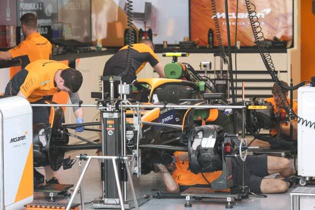 McLaren F1 Team MCL38, mechanical detail mechanic, mecanicien, mechanics during the Formula 1 Grande Premio de Sao Paulo 2024, 21th round of the 2024 Formula One World Championship, WM, Weltmeisterschaft from November 1 to 3, 2024 on the Interlagos Circuit, in Sao Paulo, Brazil - F1 - SAO PAULO GRAND PRIX 2024 DPPI Panoramic  241031_R21_BRASILE_DP_XB3_1027