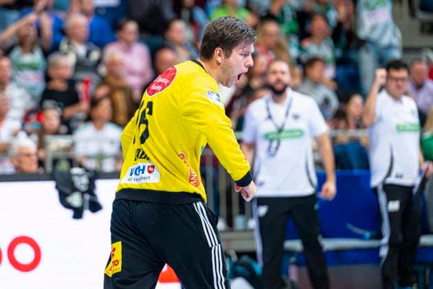 Simon Gade TSV Hannover Burgdorf, No. 16 v l , TSV Hannover Burgdorf red against TVB Stuttgart blue on matchday 9 of the 2024 2025 season in the DAIKIN Handball Bundesliga 31 10 2024, ZAG Arena Hannover, GER , Copyright: xJanxGuentherx xTSVxHannover-Burgdorfx