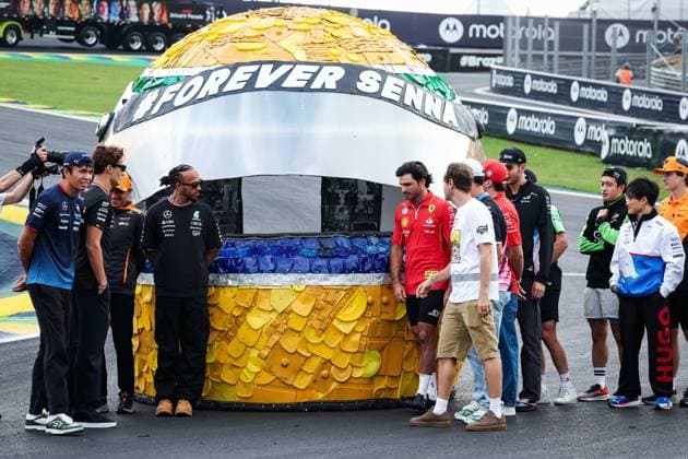 All drivers paying tribute to Ayrton Senna, with Sebastian Vettel, during the Formula 1 Grande Premio de Sao Paulo 2024, 21th round of the 2024 Formula One World Championship, WM, Weltmeisterschaft from November 1 to 3, 2024 on the Interlagos Circuit, in Sao Paulo, Brazil - F1 - SAO PAULO GRAND PRIX 2024 DPPI Panoramic  241031_R21_BRASILE_DP_FGDN4191