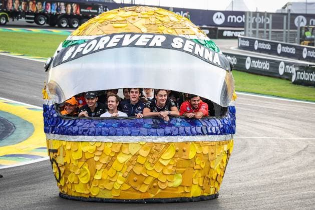 Sport Bilder des Tages All drivers paying tribute to Ayrton Senna, with Sebastian Vettel, during the Formula 1 Grande Premio de Sao Paulo 2024, 21th round of the 2024 Formula One World Championship, WM, Weltmeisterschaft from November 1 to 3, 2024 on the Interlagos Circuit, in Sao Paulo, Brazil - F1 - SAO PAULO GRAND PRIX 2024 DPPI Panoramic  241031_R21_BRASILE_DP_FGDN4225