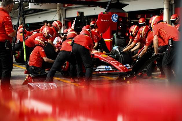Scuderia Ferrari mechanic, mecanicien, mechanics during the Formula 1 Grande Premio de Sao Paulo 2024, 21th round of the 2024 Formula One World Championship, WM, Weltmeisterschaft from November 1 to 3, 2024 on the Interlagos Circuit, in Sao Paulo, Brazil - F1 - SAO PAULO GRAND PRIX 2024 DPPI Panoramic  241031_R21_BRASILE_DP_XB5_9460_1
