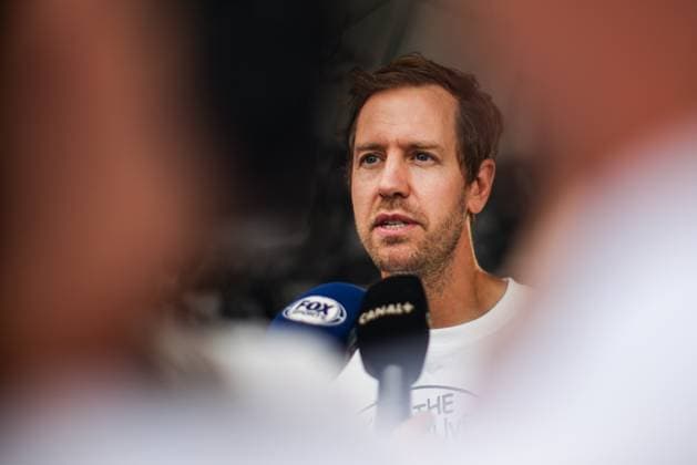 Sebastian Vettel at Senna Tribute with gigant replica Senna helmet, casque, created by local artists working with Sebastian Vettel and Senna Foundation during the Formula 1 Grande Premio de Sao Paulo 2024, 21th round of the 2024 Formula One World Championship, WM, Weltmeisterschaft from November 1 to 3, 2024 on the Interlagos Circuit, in Sao Paulo, Brazil - F1 - SAO PAULO GRAND PRIX 2024 DPPI Panoramic  241031_R21_BRASILE_DP_XB5_9588_1