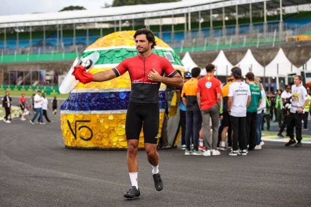 Sport Bilder des Tages SAINZ Carlos (spa), Scuderia Ferrari SF-24, portrait at Senna Tribute with gigant replica Senna helmet, casque, created by local artists working with Sebastian Vettel and Senna Foundation during the Formula 1 Grande Premio de Sao Paulo 2024, 21th round of the 2024 Formula One World Championship, WM, Weltmeisterschaft from November 1 to 3, 2024 on the Interlagos Circuit, in Sao Paulo, Brazil - F1 - SAO PAULO GRAND PRIX 2024 DPPI Panoramic 241031_R21_BRASILE_DP_XB3_0218
