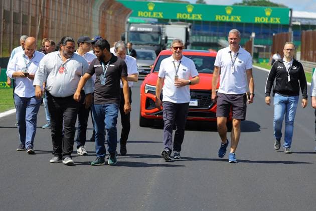 31 10 2024, Autodromo Jose Carlos Pace, Interlagos, FORMULA 1 LENOVO GRANDE PREMIO DE SAO PAULO 2024 , pictured FIA Race Director Niels Wittich and safety car driver Bernd Mayländer inspect the Interlagos circuit Photo by Hasan Bratic DeFodi Images not used in POL SRB CRO FRA GBR NED ITA USA Defodi 506 20241031 hbr 0025 Defodi-506 not used in POL SRB CRO FRA GBR NED ITA USA