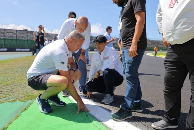 31 10 2024, Autodromo Jose Carlos Pace, Interlagos, FORMULA 1 LENOVO GRANDE PREMIO DE SAO PAULO 2024 , pictured FIA Race Director Niels Wittich and safety car driver Bernd Mayländer inspect the Interlagos circuit Photo by Hasan Bratic DeFodi Images not used in POL SRB CRO FRA GBR NED ITA USA Defodi 506 20241031 hbr 0062 Defodi-506 not used in POL SRB CRO FRA GBR NED ITA USA