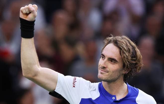 Sport Bilder des Tages (241101) -- PARIS, Nov. 1, 2024 -- Stefanos Tsitsipas of Greece celebrates victory after the singles round of 16 match between Stefanos Tsitsipas of Greece and Francisco Cerundolo of Argentina at Paris ATP, Tennis Herren Masters 1000 tennis tournament in Paris, France, Oct. 31, 2024. ) (SP)FANCE-PARIS-TENNIS-ATP-MASTERS GaoxJing 