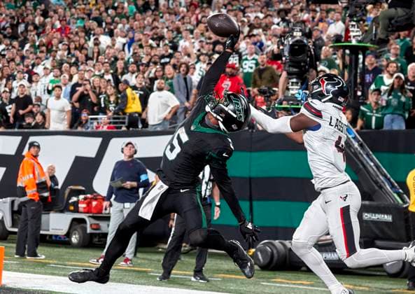 Sport Themen der Woche KW44 NFL, American Football Herren, USA 2024: Texans vs Jets OCT 31 New York Jets wide receiver Garrett Wilson (5) makes a one handed catch in the end zone for a touchdown as Houston Texans cornerback Kamari Lassiter (4) tries to defend in the second half during a NFL game at MetLife Stadium in East Rutherford, New Jersey. Duncan Williams CSM (Credit Image: Duncan Williams Cal Media) East Rutherford New Jersey United States EDITORIAL USE ONLY Copyright: xx ZUMA-20241031_zma_c04_033.jpg DuncanxWilliamsx csmphotothree313026
