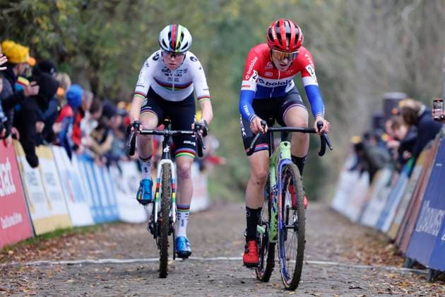 X2O Badkamers Trofee cyclocross - Koppenbergcross 2024 OUDENAARDE, BELGIUM - NOVEMBER 01 : Van Empel Fem (NED) of Visma Lease A Bike and Brand Lucinda (NED) of Baloise Trek Lions during the Koppenbergcross, the first leg of the women elite X2O Badkamers Trofee cyclocross series 2024-2025 in Oudenaarde, Belgium, 01 11 2024 Oudenaarde Belgium  Copyright: xJanxDexMeuleneirx