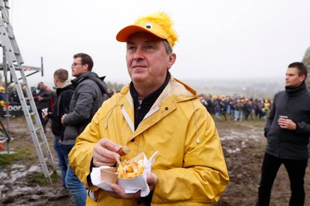 X2O Badkamers Trofee cyclocross - Koppenbergcross 2024 OUDENAARDE, BELGIUM - NOVEMBER 01 : a supporter eating french-fries during the Koppenbergcross, the first leg of the women elite X2O Badkamers Trofee cyclocross series 2024-2025 in Oudenaarde, Belgium, 01 11 2024 Oudenaarde Belgium  Copyright: xJanxDexMeuleneirx