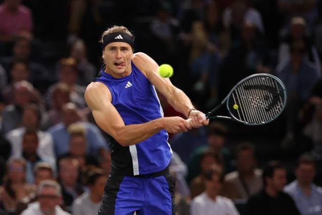 ROLEX PARIS MASTERS TENNIS 2024 Thierry Larret Maxppp. Tennis. Rolex Paris Masters. Accorhotels Arena, Paris (75), Le 1er Novembre 2024. Quart de finale : Alexander ZVEREV (GER) vs Stefanos TSITSIPAS (GRE) Paris (75) ACCORHOTELS ARENA ILE DE FRANCE FRANCE  Copyright: xMAXPPPxThierryxLarretx TL_20241101_9032 0777563450st