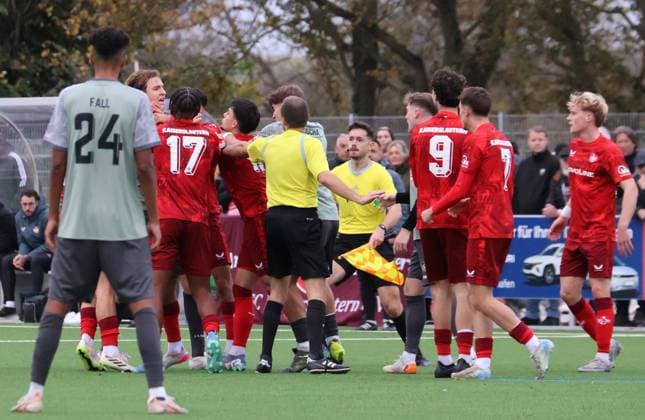 Sport Themen der Woche KW44 Sport Bilder des Tages 01.11.2024, xhettx, Fussball Oberliga Rheinland Pfalz Saar, Arminia Ludwigshafen - 1.FC Kaiserslautern II emspor, v.l. Wal Fal (Arminia, 24), Lukas Kebernik (Arminia, 28), David Schramm (FCKII, 17), Shawn Marc Blum (FCKII, 10); Maximilian Paul Schommer (Schiedsrichter), Elias Kiefer (Assistent 1), Oscar Prokopchuk (FCKII, 9) Ben Reinheimer (FCKII, 7) Rudelbildung (DFL DFB REGULATIONS PROHIBIT ANY USE OF PHOTOGRAPHS as IMAGE SEQUENCES and or QUASI-VIDEO) Ludwigshafen *** 01 11 2024, xhettx, Soccer Oberliga Rheinland Pfalz Saar, Arminia Ludwigshafen 1 FC Kaiserslautern II emspor, v l Wal Fal Arminia, 24 , Lukas Kebernik Arminia, 28 , David Schramm FCKII, 17 , Shawn Marc Blum FCKII, 10 Maximilian Paul Schommer Referee , Elias Kiefer Assistant 1 , Oscar Prokopchuk FCKII, 9 Ben Reinheimer FCKII, 7 Rudelbildung DFL DFB REGULATIONS PROHIBIT ANY USE OF PHOTOGRAPHS as IMAGE SEQUENCES and or QUASI VIDEO Ludwigshafen