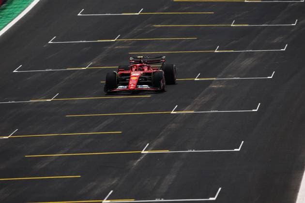 55 SAINZ Carlos (spa), Scuderia Ferrari SF-24, action during the Formula 1 Grande Premio de Sao Paulo 2024, 21th round of the 2024 Formula One World Championship, WM, Weltmeisterschaft from November 1 to 3, 2024 on the Interlagos Circuit, in Sao Paulo, Brazil - F1 - SAO PAULO GRAND PRIX 2024 DPPI Panoramic  241101_R21_BRASILE_DP_XB3_0790