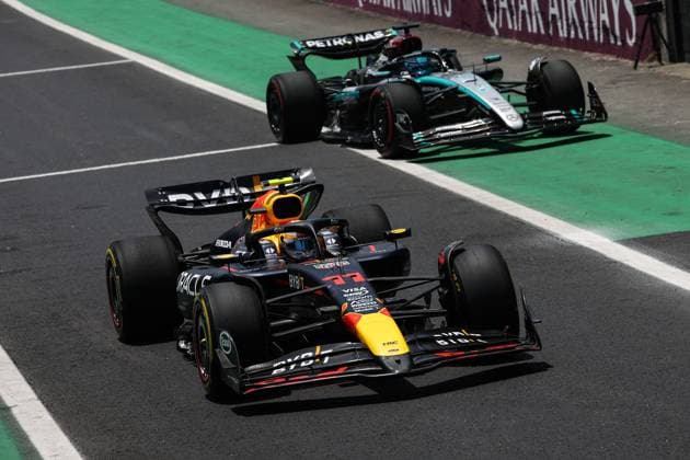 11 PEREZ Sergio (mex), Red Bull Racing RB20, action 63 RUSSELL George (gbr), Mercedes AMG F1 Team W15, action during the Formula 1 Grande Premio de Sao Paulo 2024, 21th round of the 2024 Formula One World Championship, WM, Weltmeisterschaft from November 1 to 3, 2024 on the Interlagos Circuit, in Sao Paulo, Brazil - F1 - SAO PAULO GRAND PRIX 2024 DPPI Panoramic 241101_R21_BRASILE_DP_XB3_0905