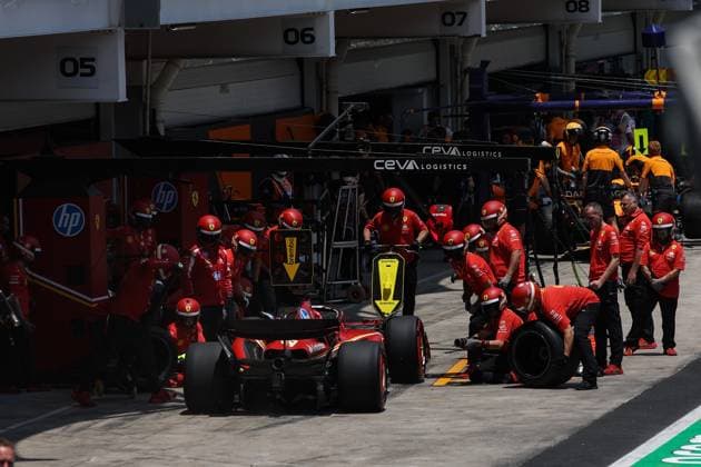 16 LECLERC Charles (mco), Scuderia Ferrari SF-24, action mechanic, mecanicien, mechanics during the Formula 1 Grande Premio de Sao Paulo 2024, 21th round of the 2024 Formula One World Championship, WM, Weltmeisterschaft from November 1 to 3, 2024 on the Interlagos Circuit, in Sao Paulo, Brazil - F1 - SAO PAULO GRAND PRIX 2024 DPPI Panoramic 241101_R21_BRASILE_DP_XB3_0927