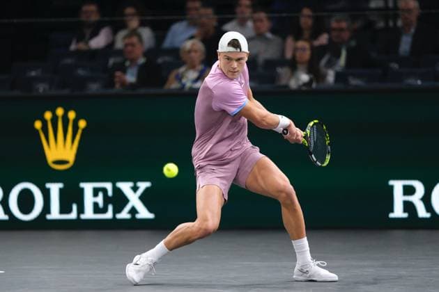 November 1, 2024, Paris, France: HOLGER RUNE (DEN) returns the ball to ALEX DE MINAUR (AUS) during the quarter final of Rolex Paris Masters 1000 tournament at Accor Arena Stadium in Paris France Paris France - ZUMAp119 20241101_zaf_p119_020 Copyright: xPierrexSteveninx