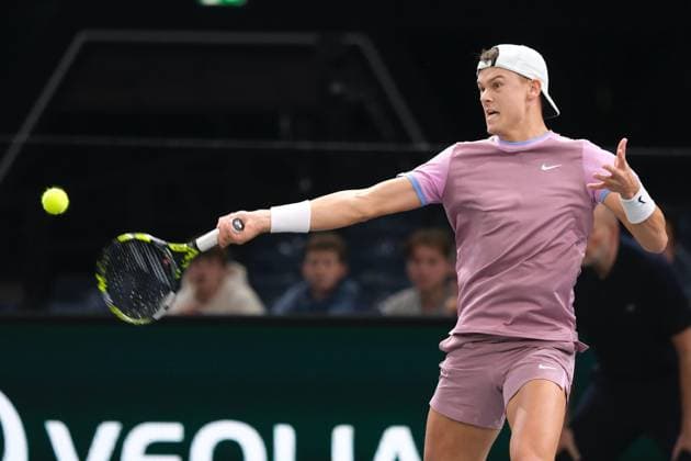November 1, 2024, Paris, France: HOLGER RUNE (DEN) returns the ball to ALEX DE MINAUR (AUS) during the quarter final of Rolex Paris Masters 1000 tournament at Accor Arena Stadium in Paris France Paris France - ZUMAp119 20241101_zaf_p119_029 Copyright: xPierrexSteveninx