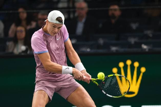 November 1, 2024, Paris, France: HOLGER RUNE (DEN) returns the ball to ALEX DE MINAUR (AUS) during the quarter final of Rolex Paris Masters 1000 tournament at Accor Arena Stadium in Paris France Paris France - ZUMAp119 20241101_zaf_p119_035 Copyright: xPierrexSteveninx