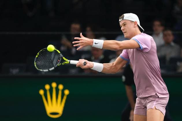 November 1, 2024, Paris, France: HOLGER RUNE (DEN) returns the ball to ALEX DE MINAUR (AUS) during the quarter final of Rolex Paris Masters 1000 tournament at Accor Arena Stadium in Paris France Paris France - ZUMAp119 20241101_zaf_p119_039 Copyright: xPierrexSteveninx