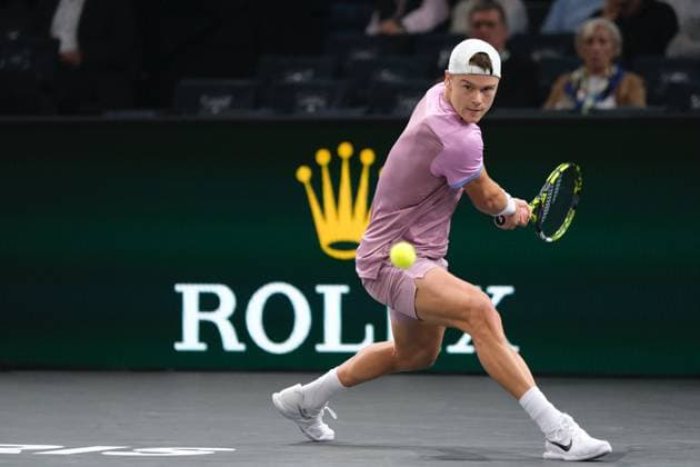November 1, 2024, Paris, France: HOLGER RUNE (DEN) returns the ball to ALEX DE MINAUR (AUS) during the quarter final of Rolex Paris Masters 1000 tournament at Accor Arena Stadium in Paris France Paris France - ZUMAp119 20241101_zaf_p119_036 Copyright: xPierrexSteveninx
