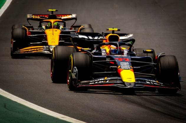 Primeiro dia de treino GP F1 de São Paulo SÃO PAULO, SP - 01.11.2024: PRIMEIRO DIA DE TREINO GP F1 DE SÃO PAULO - This Friday (01) at the Interlagos racetrack, in the south of the capital of São Paulo, the first day of training for the 2024 Lenovo Formula 1 Grand Prix of São Paulo will take place. In the photo, the driver, Sergio Pérez 11, RED BULL followed by Lando Norris. (Photo: Aloisio Mauricio Fotoarena) x2643737x  AloisioxMauricio