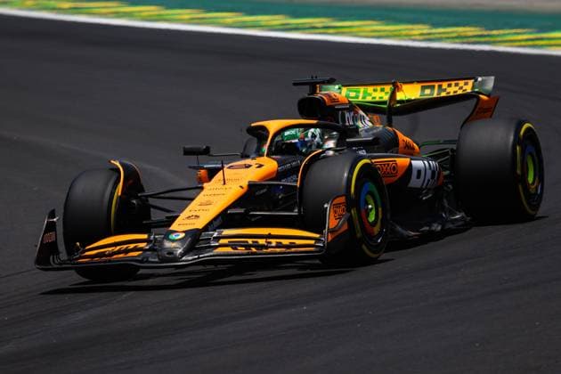 81 PIASTRI Oscar (aus), McLaren F1 Team MCL38, action during the Formula 1 Grande Premio de Sao Paulo 2024, 21th round of the 2024 Formula One World Championship, WM, Weltmeisterschaft from November 1 to 3, 2024 on the Interlagos Circuit, in Sao Paulo, Brazil - F1 - SAO PAULO GRAND PRIX 2024 DPPI Panoramic  241101_R21_BRASILE_DP_AV3_6848