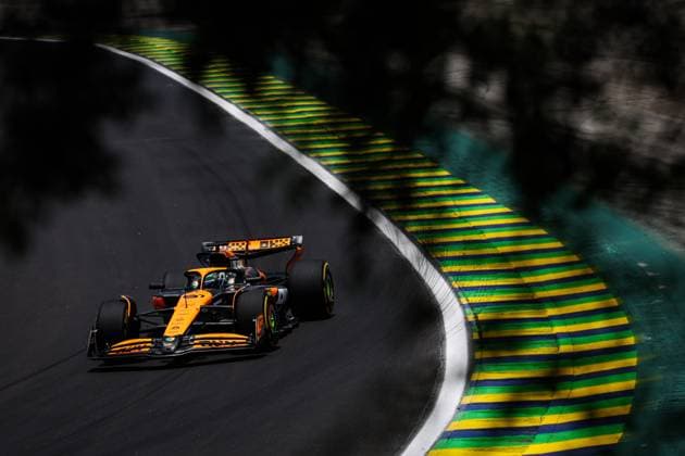 81 PIASTRI Oscar (aus), McLaren F1 Team MCL38, action during the Formula 1 Grande Premio de Sao Paulo 2024, 21th round of the 2024 Formula One World Championship, WM, Weltmeisterschaft from November 1 to 3, 2024 on the Interlagos Circuit, in Sao Paulo, Brazil - F1 - SAO PAULO GRAND PRIX 2024 DPPI Panoramic  241101_R21_BRASILE_DP_AV3_7439
