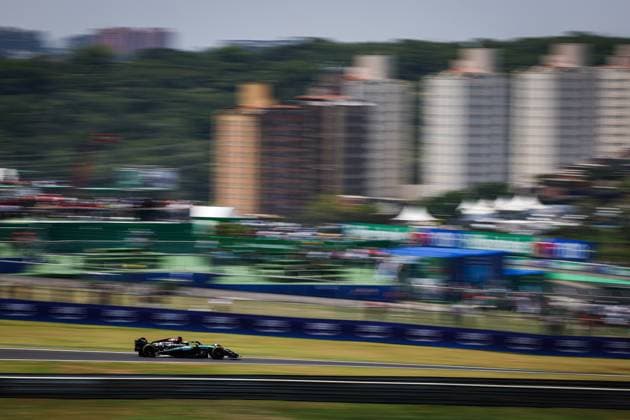 44 HAMILTON Lewis (gbr), Mercedes AMG F1 Team W15, action during the Formula 1 Grande Premio de Sao Paulo 2024, 21th round of the 2024 Formula One World Championship, WM, Weltmeisterschaft from November 1 to 3, 2024 on the Interlagos Circuit, in Sao Paulo, Brazil - F1 - SAO PAULO GRAND PRIX 2024 DPPI Panoramic  241101_R21_BRASILE_DP_AV3_8077