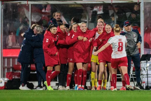 Google Pixel Womens Bundesliga, 1 FC Köln Bayer 04 Leverkusen 01 11 2024 Cheering for 1 1 by Laura Vogt 1 FC Köln, 8 Google Pixel Womens Bundesliga, 1 FC Köln Bayer 04 Leverkusen, Köln, Franz Kremer Stadion DFB REGULATIONS PROHIBIT ANY USE OF PHOTOGRAPHS AS IMAGE SEQUENCES AND OR QUASI VIDEO Copyright: xBEAUTIFULxSPORTS Wunderlx
