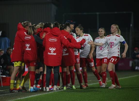 01 11 2024, xgrfx, Soccer Google Pixel Women Bundesliga, 1 FC Köln Bayer 04 Leverkusen emspor, v l Tor, Laura Vogt 1 FC Köln DFL DFB REGULATIONS PROHIBIT ANY USE OF PHOTOGRAPHS as IMAGE SEQUENCES and or QUASI VIDEO Köln