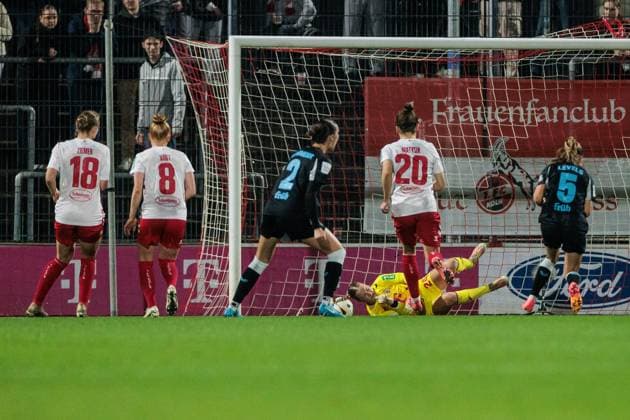 Google Pixel Womens Bundesliga, 1 FC Köln Bayer 04 Leverkusen 01 11 2024 Josefine Osigus 1 FC Köln, 24 cant hold the penalty kick Google Pixel Womens Bundesliga, 1 FC Köln Bayer 04 Leverkusen, Köln, Franz Kremer Stadion DFB REGULATIONS PROHIBIT ANY USE OF PHOTOGRAPHS AS IMAGE SEQUENCES AND OR QUASI VIDEO Copyright: xBEAUTIFULxSPORTS Wunderlx